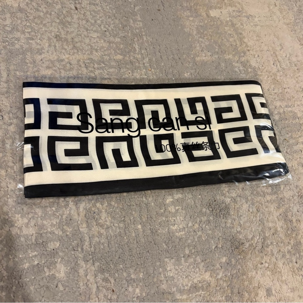 Elegant 100% Printed Silk Scarf - Picture 3 of 3